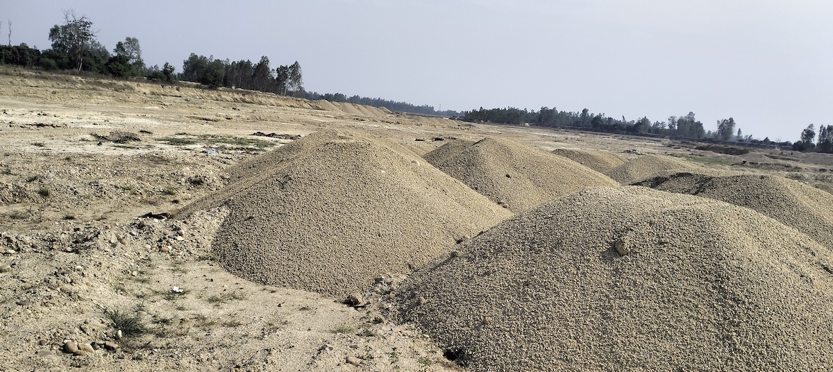 मिथिलाको औरही खोला उधिनेर तयार पारिएको नदिजन्य पदार्थ। तस्बिर : रोहित महतो/सेतोपाटी